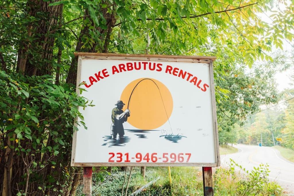 Arbutus Lake 3 Bedroom Cottage Траверс-Сіті Екстер'єр фото