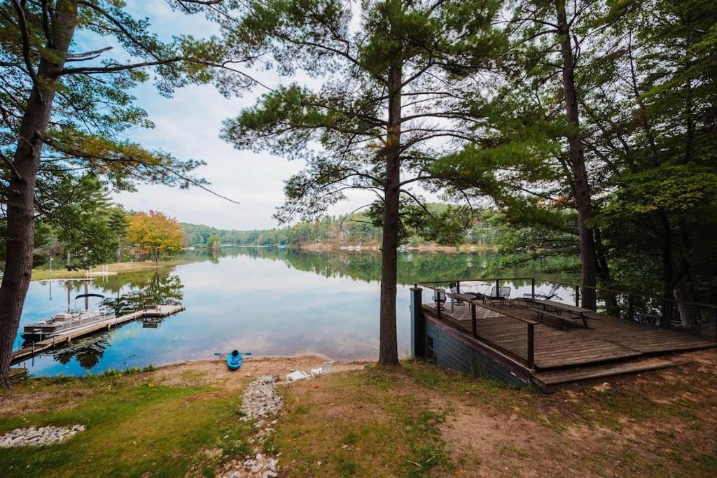 Arbutus Lake 3 Bedroom Cottage Траверс-Сіті Екстер'єр фото