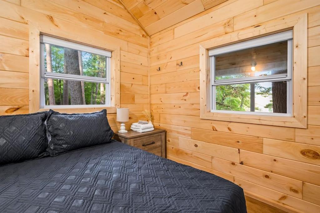 Arbutus Lake 3 Bedroom Cottage Траверс-Сіті Екстер'єр фото