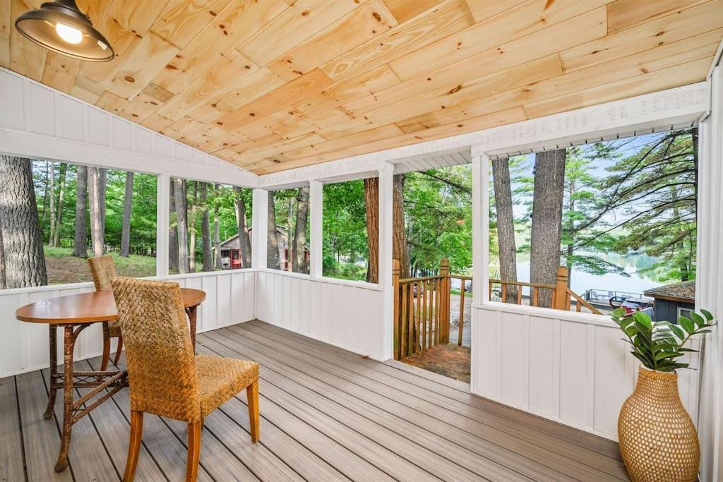 Arbutus Lake 3 Bedroom Cottage Траверс-Сіті Екстер'єр фото